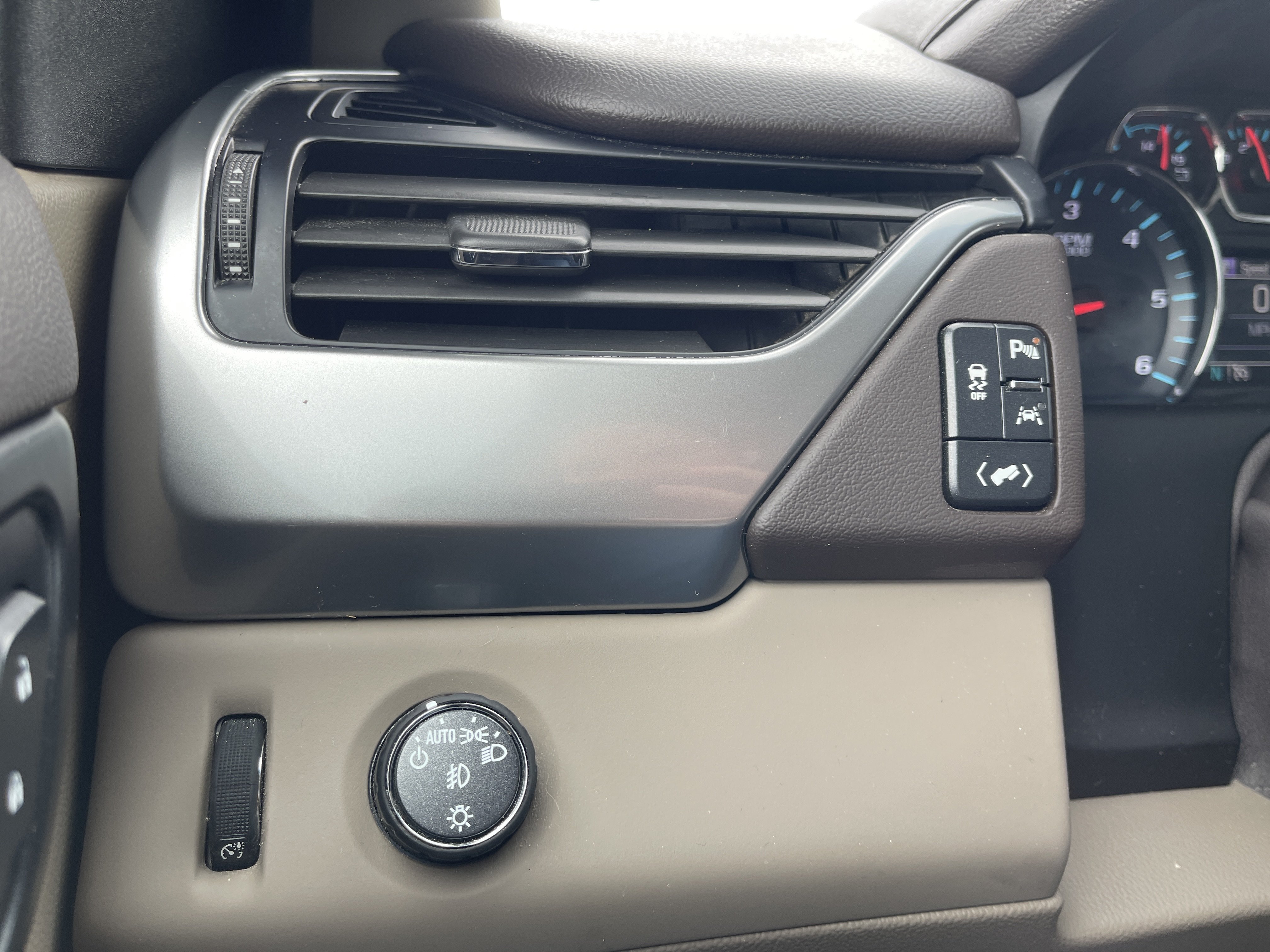 Used 2019 Chevrolet Suburban LT w/ LT Signature Package RWD image 22