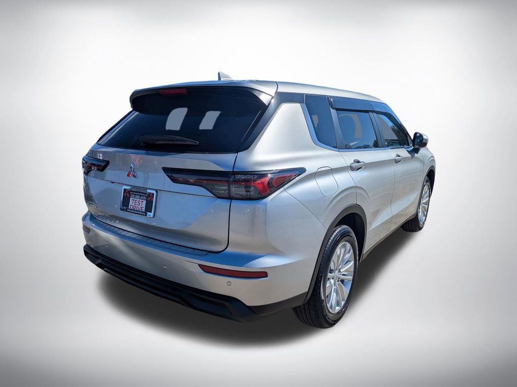 New 2026 Mitsubishi Outlander ES image 3
