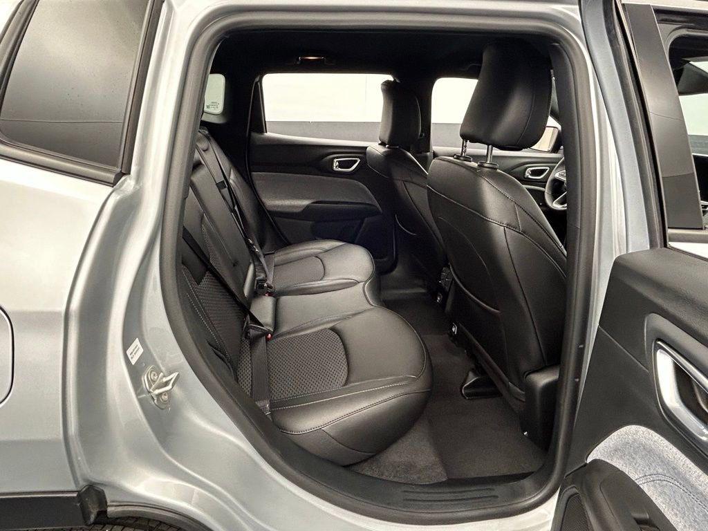 Used 2024 Jeep Compass Latitude AWD/4WD image 34