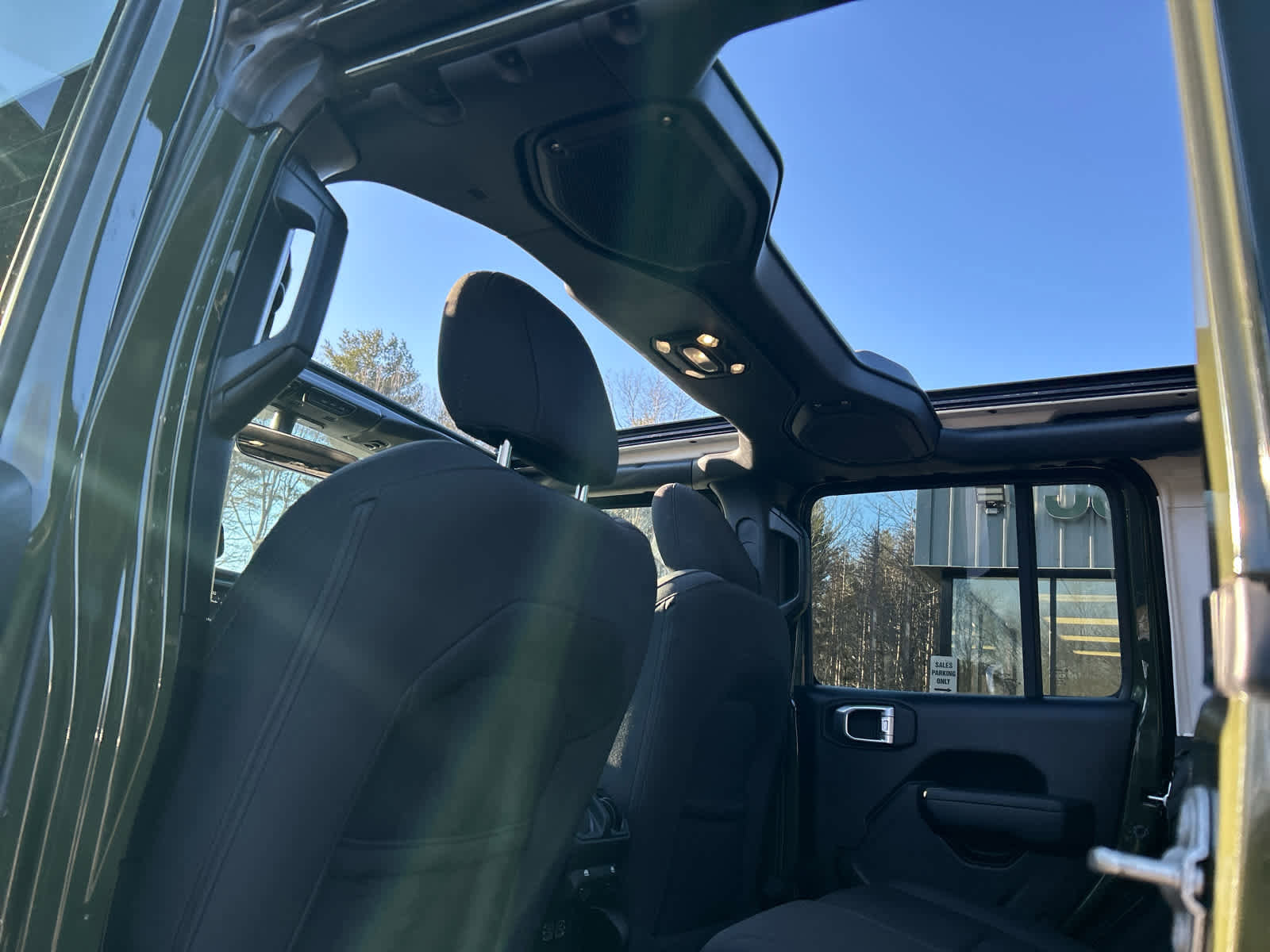 Used 2023 Jeep Wrangler Unlimited w/ Sun & Screen Package image 4