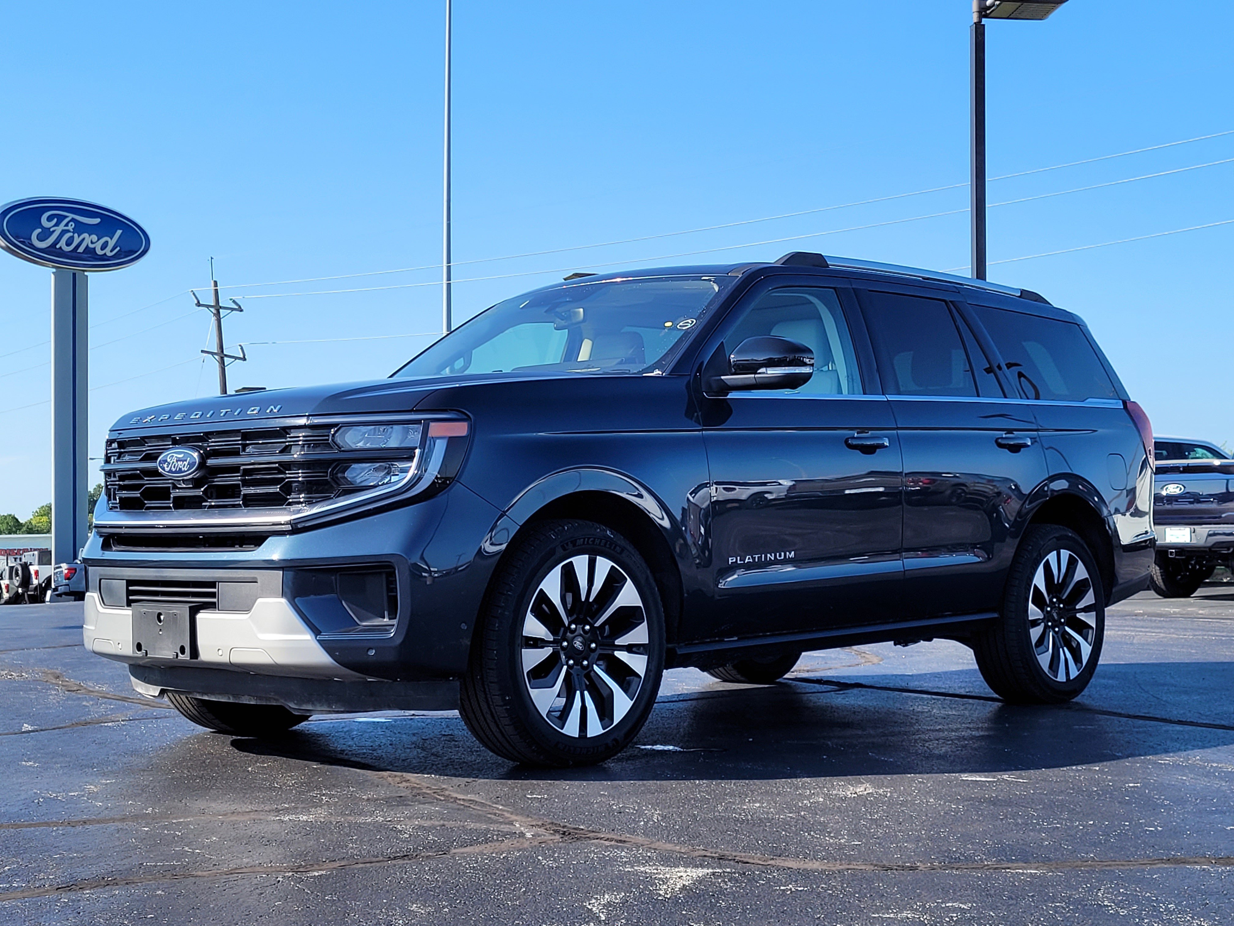Used 2025 Ford Expedition Platinum w/ Driver's Package AWD/4WD image 8