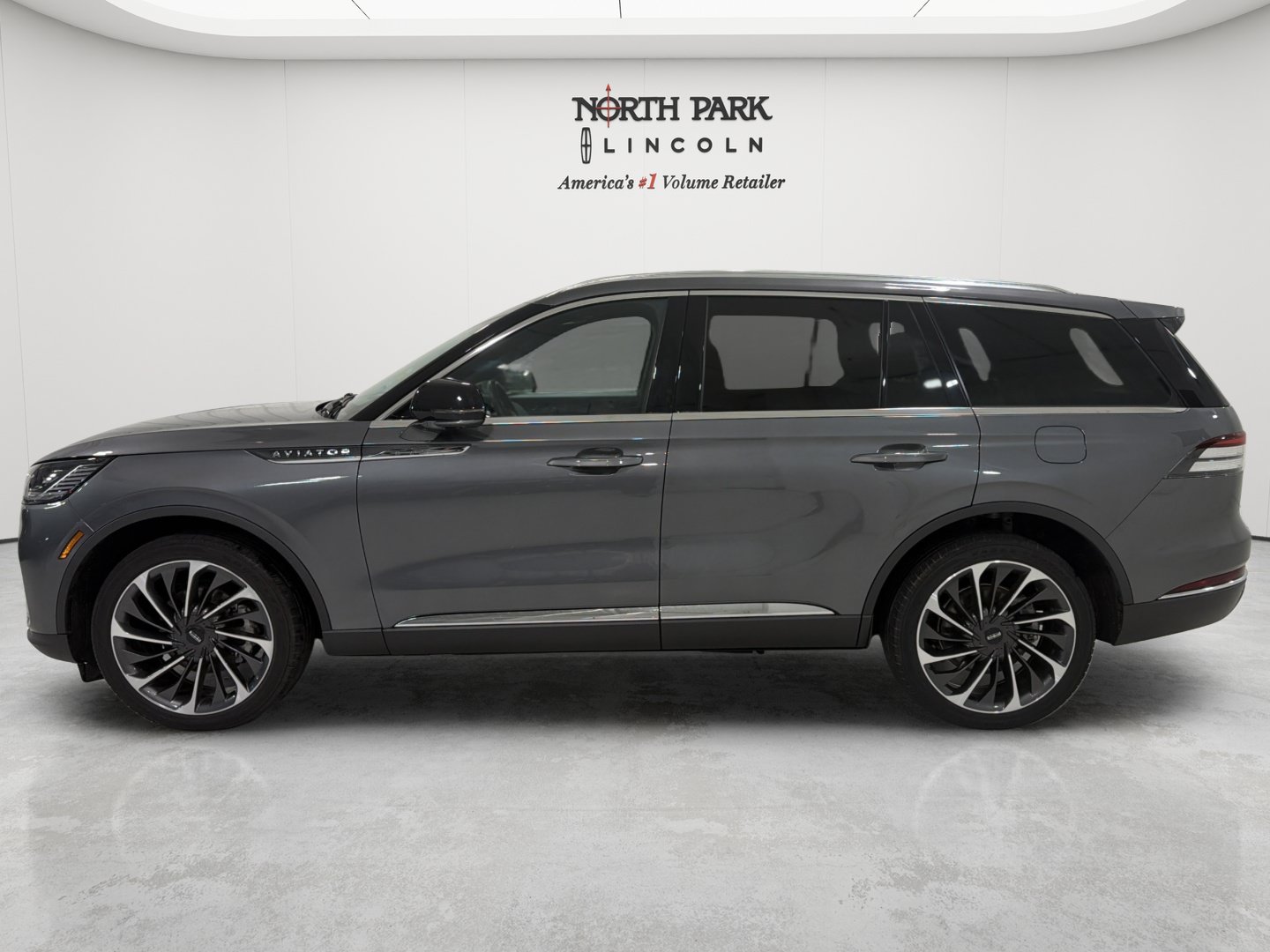Used 2025 Lincoln Aviator Reserve w/ Equipment Group 201A AWD/4WD image 2