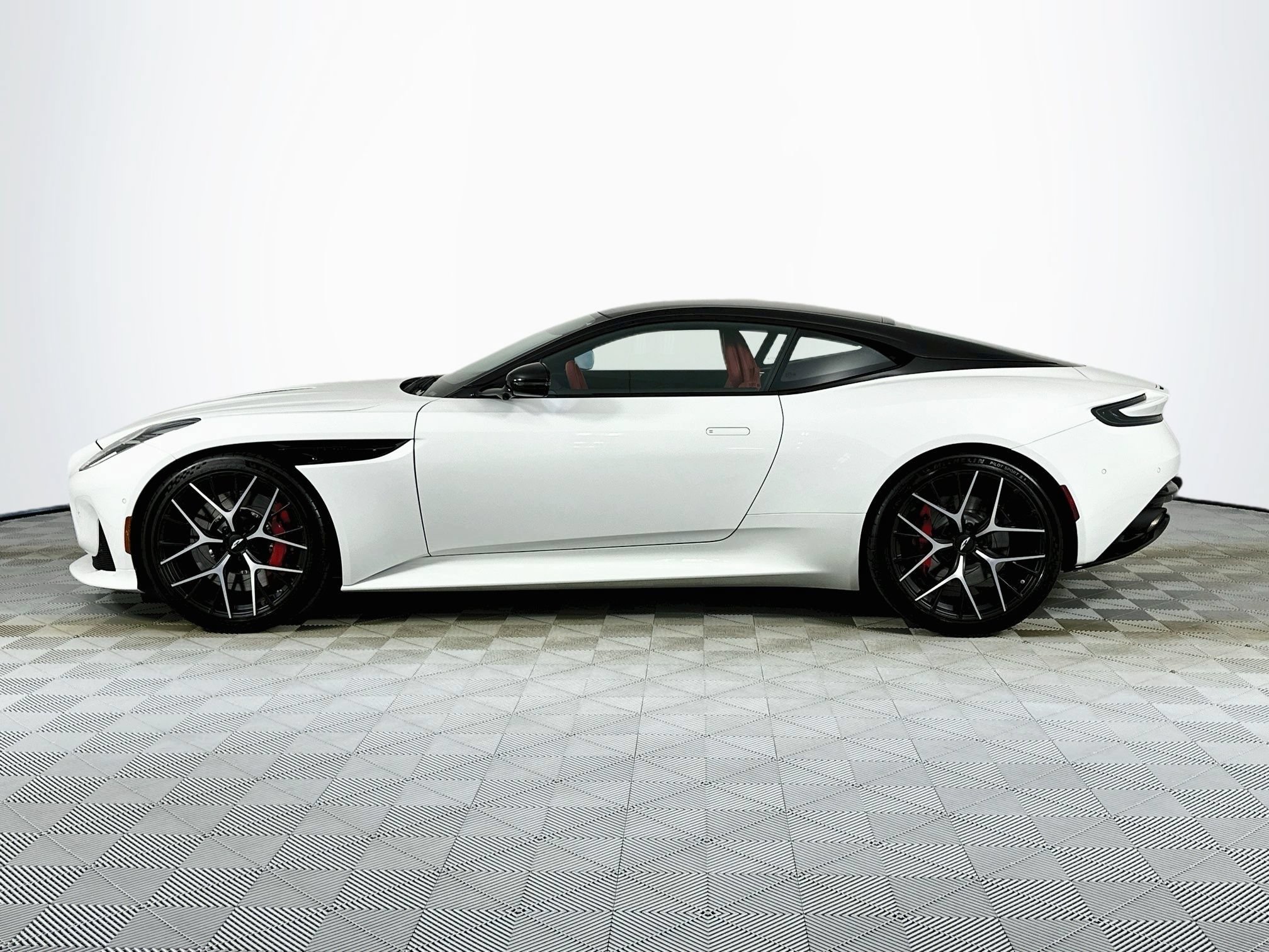 Used 2024 Aston Martin DB12 Coupe RWD image 17