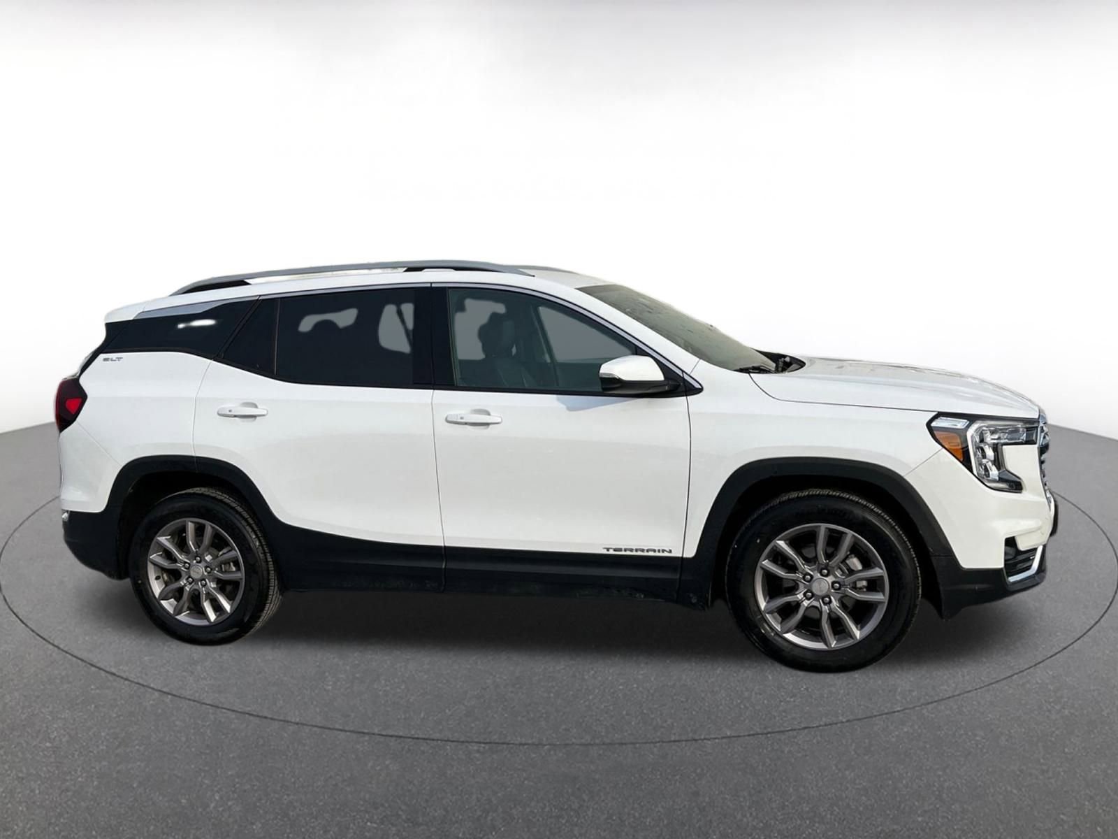 Used 2024 GMC Terrain SLT image 15