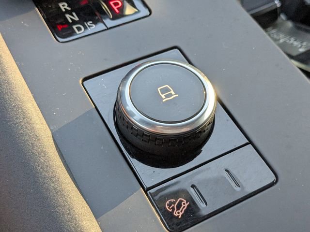 Used 2025 Land Rover Discovery Metropolitan Edition image 28