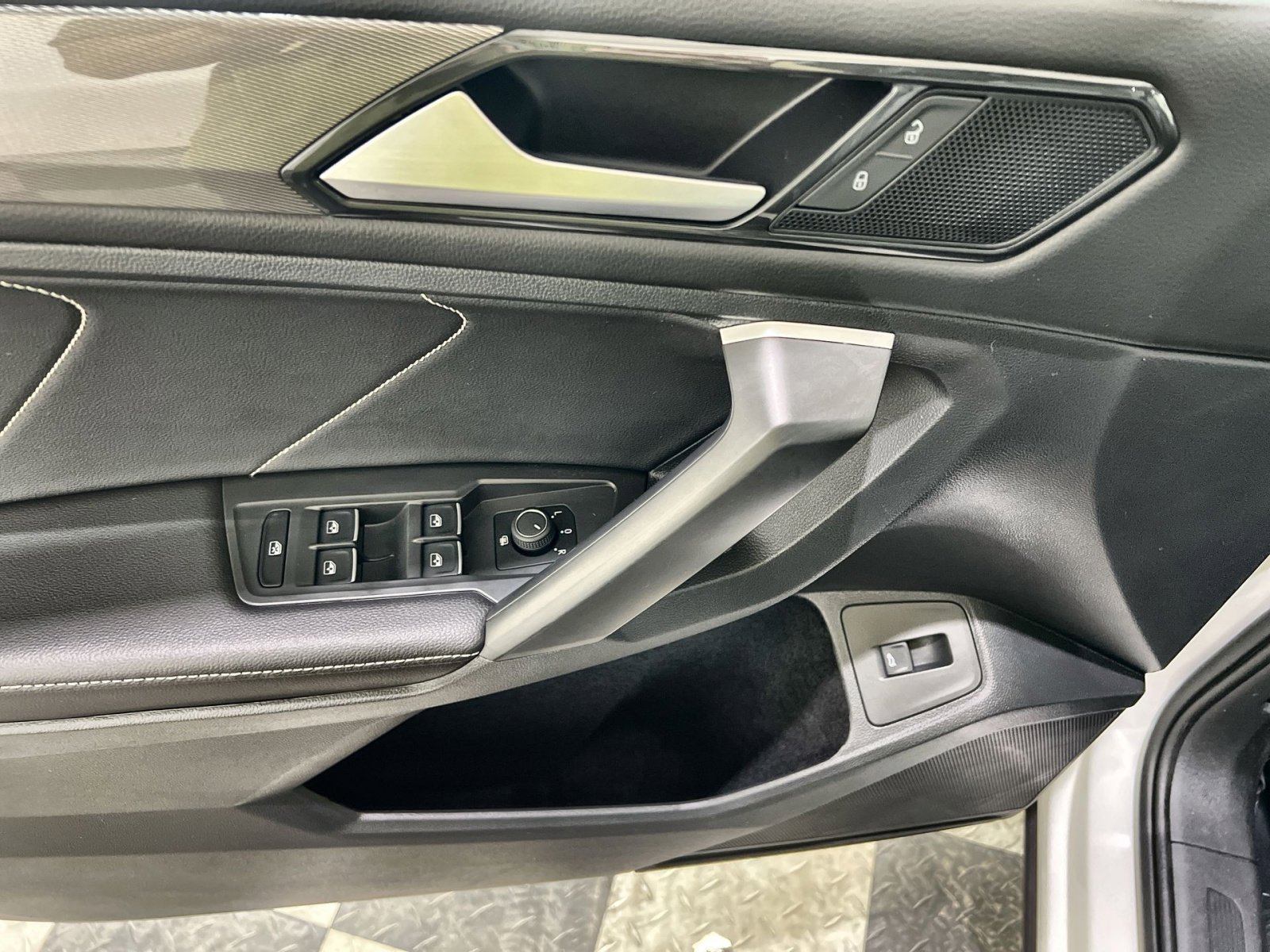 Used 2024 Volkswagen Tiguan SE FWD image 34