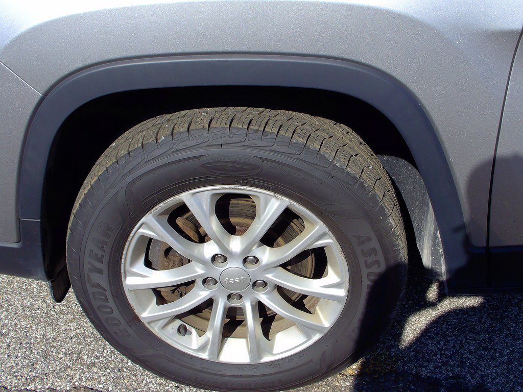 Used 2019 Jeep Cherokee Latitude w/ Popular Appearance Group AWD/4WD image 12