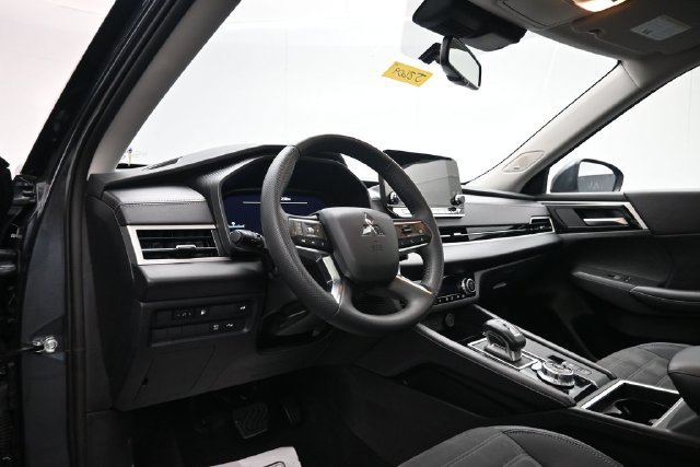 Used 2025 Mitsubishi Outlander SE AWD/4WD image 9