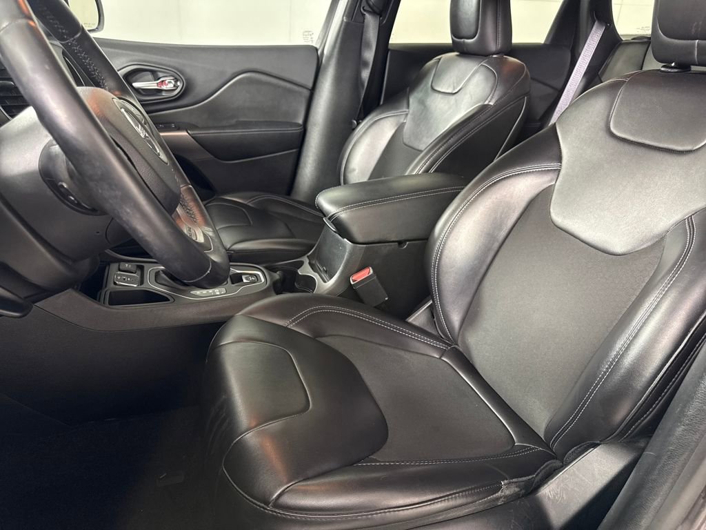 Used 2019 Jeep Cherokee Latitude Plus w/ Comfort/Convenience Group image 11