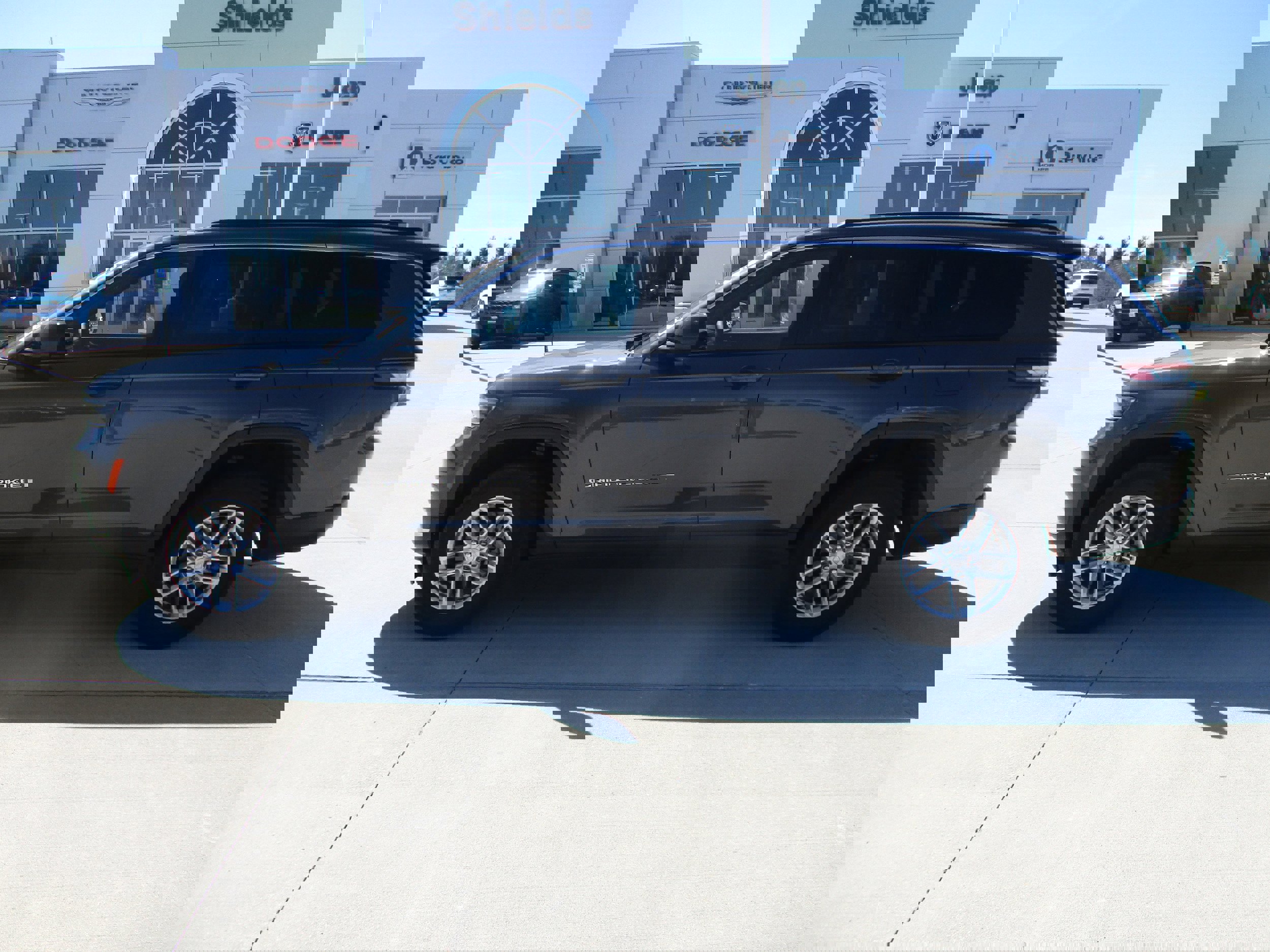 Used 2024 Jeep Grand Cherokee L Laredo w/ Luxury Tech Group I RWD image 3