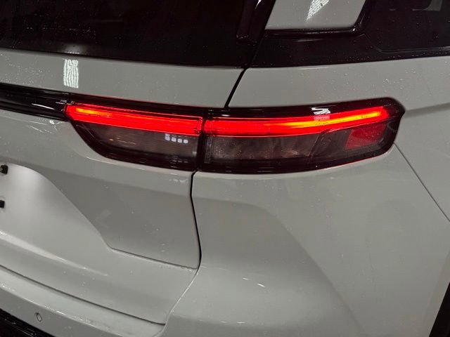 Used 2023 Jeep Grand Cherokee Altitude image 6