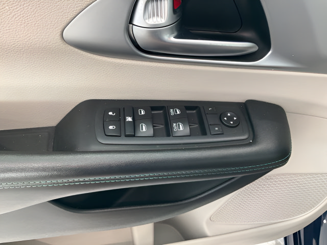Used 2018 Chrysler Pacifica Touring Plus FWD image 10