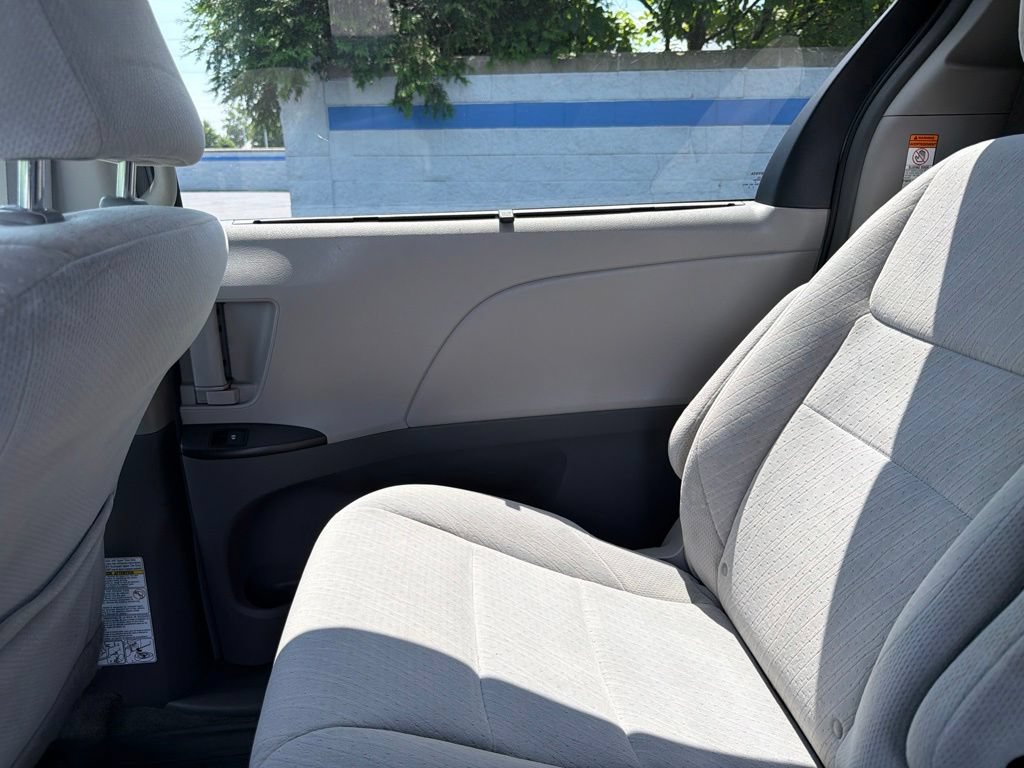 Used 2016 Toyota Sienna LE FWD image 23