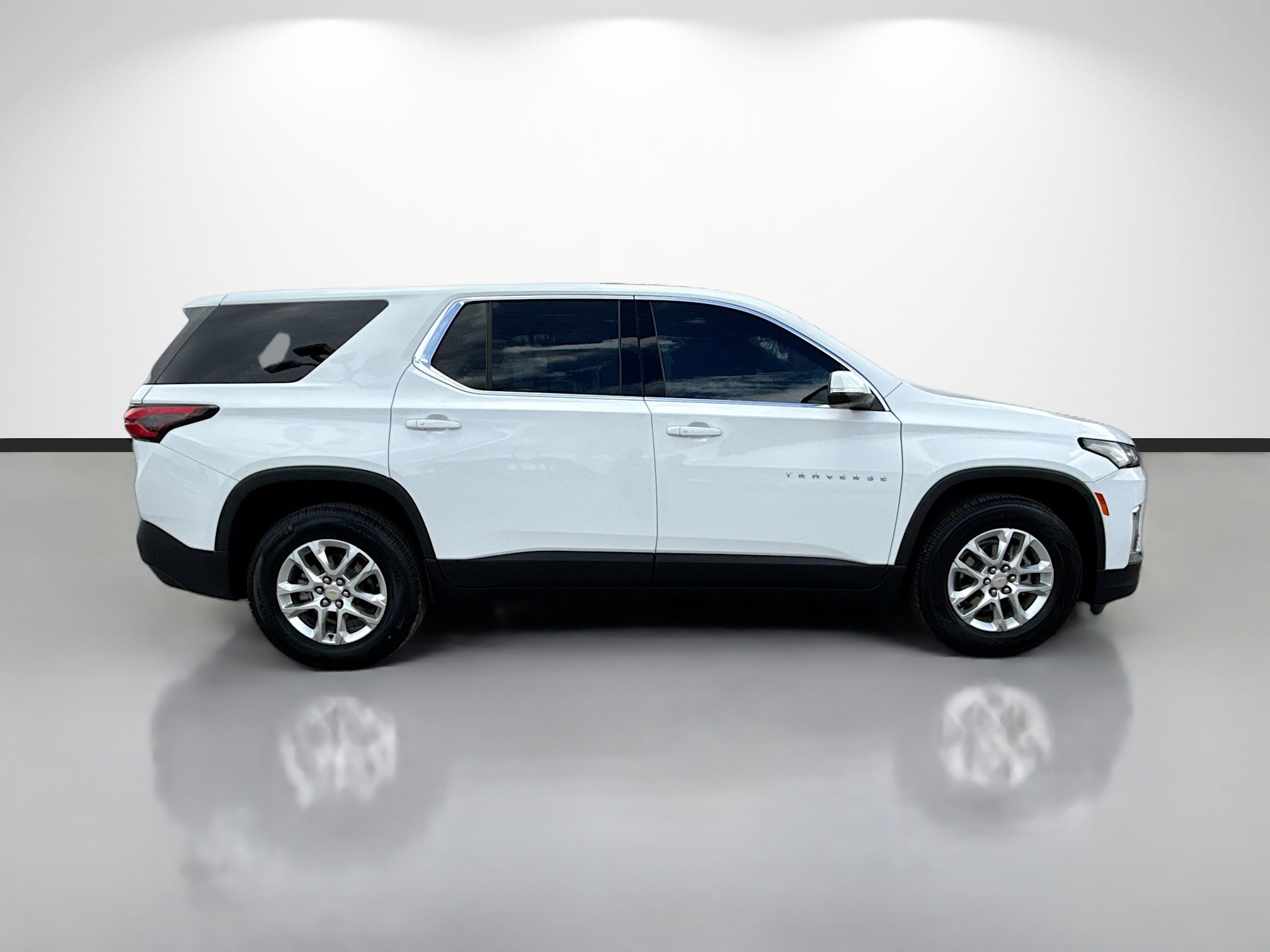 Used 2022 Chevrolet Traverse LS w/ LPO, Cargo Package FWD image 2