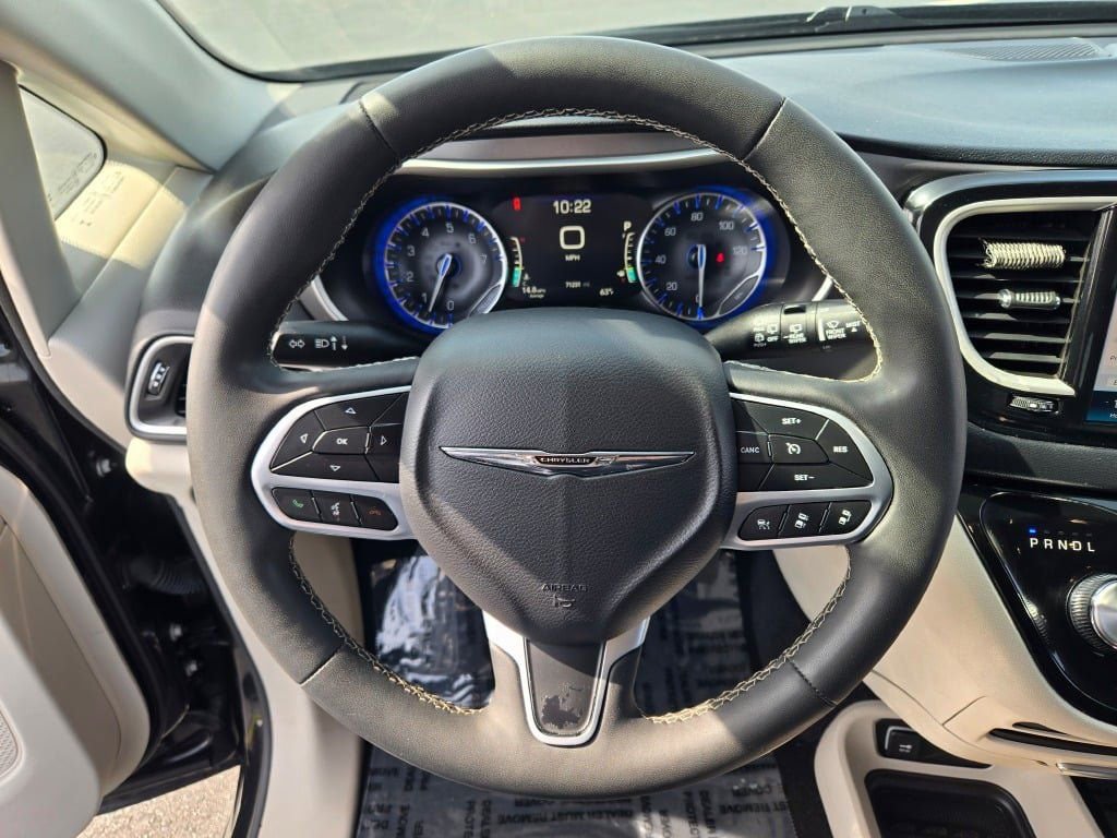Used 2023 Chrysler Pacifica Touring-L FWD image 36