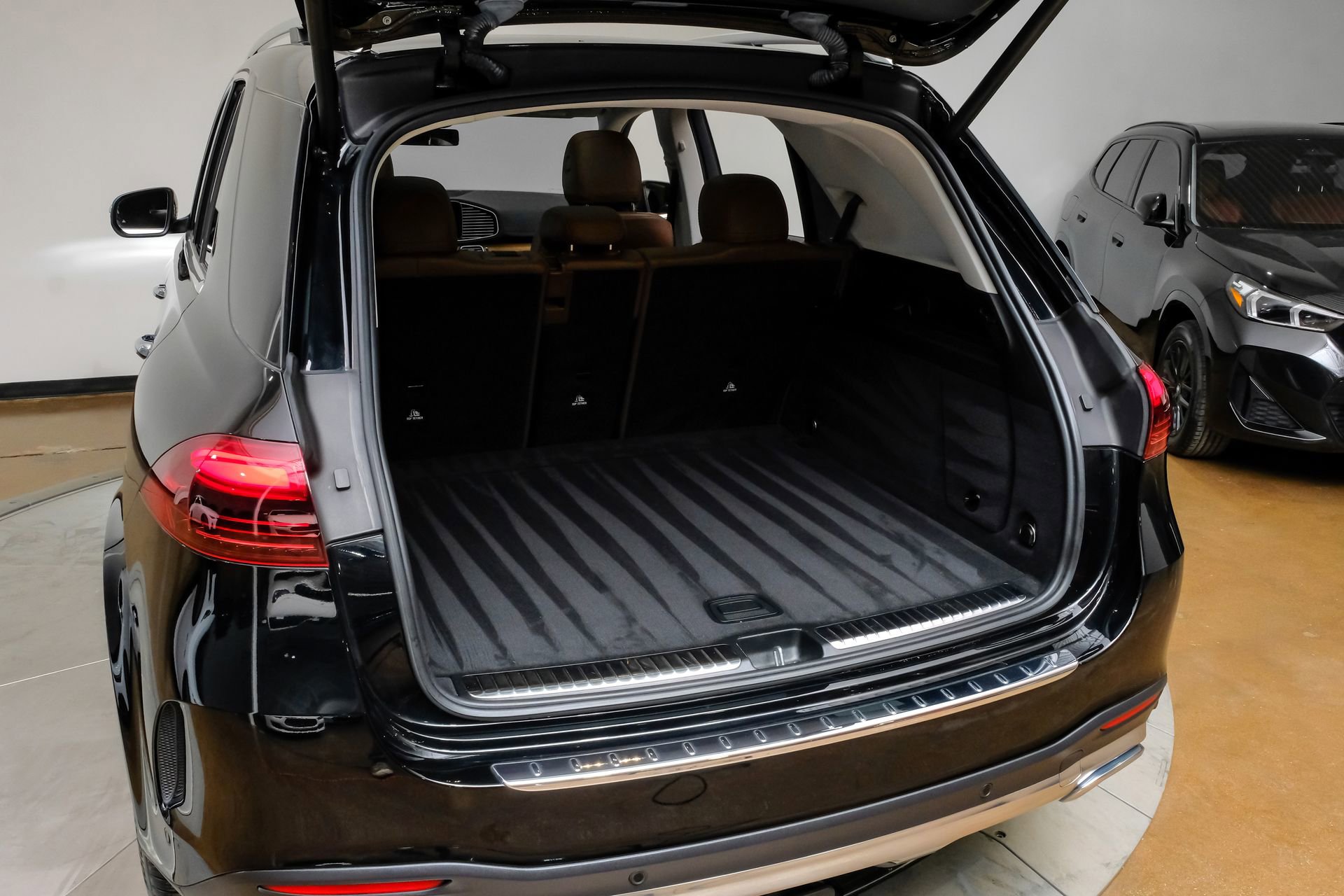 Used 2024 Mercedes-Benz GLE 350 4MATIC w/ AMG Line Exterior image 53