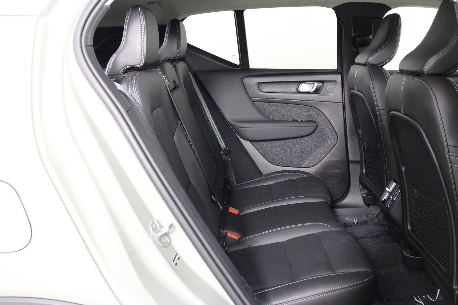 Certified 2025 Volvo XC40 B5 Plus image 30