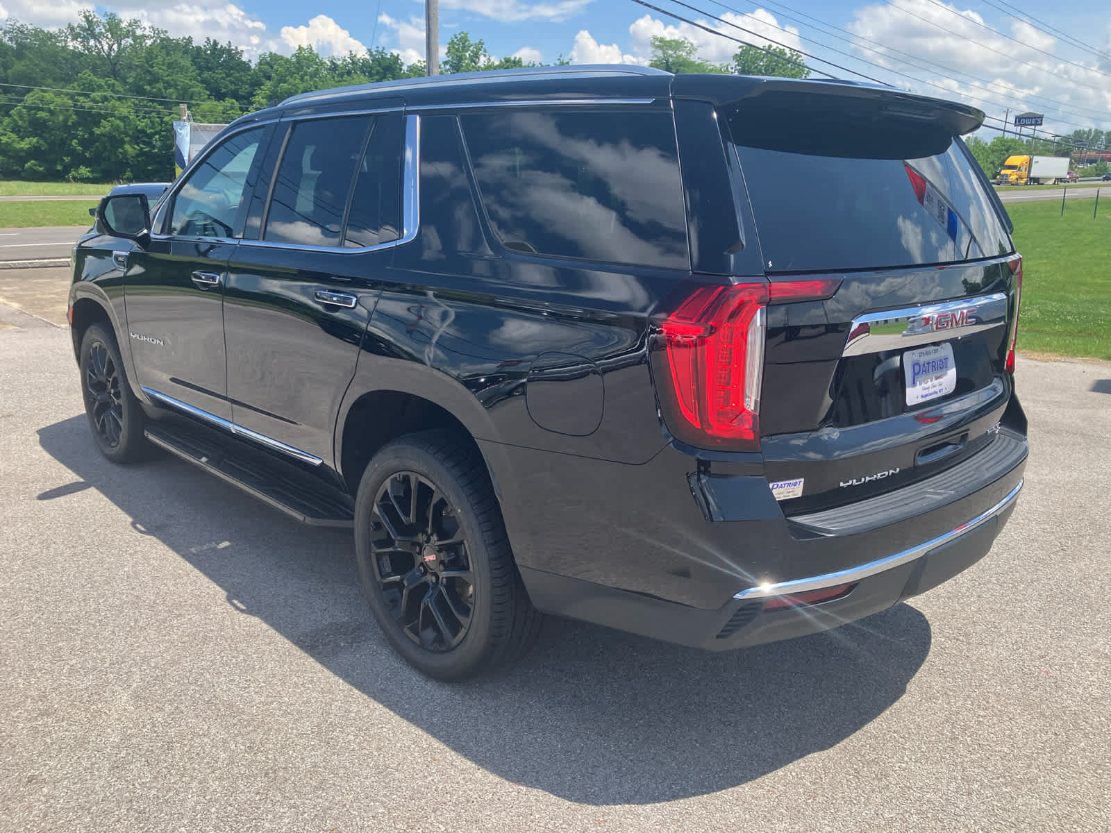 Used 2023 GMC Yukon SLT w/ SLT Premium Package AWD/4WD image 5