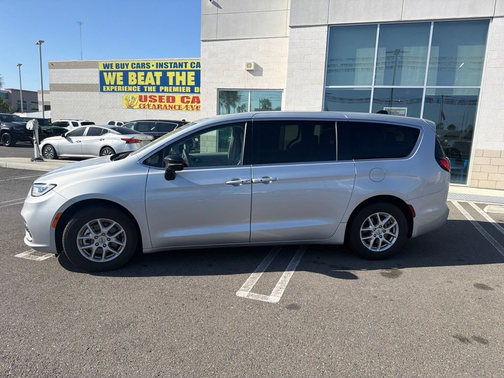 Used 2024 Chrysler Pacifica Touring-L FWD image 2