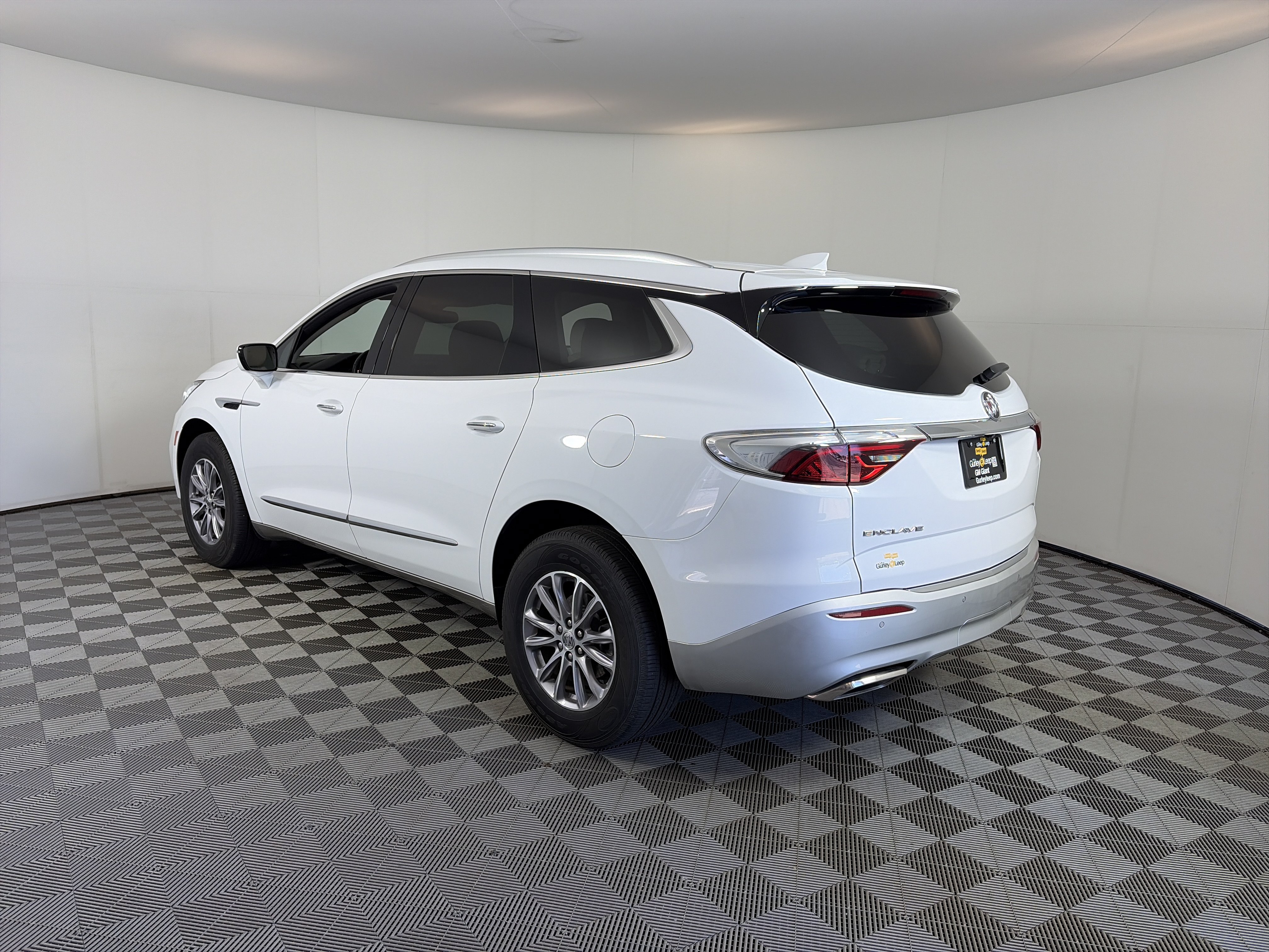 Used 2024 Buick Enclave Essence FWD image 3