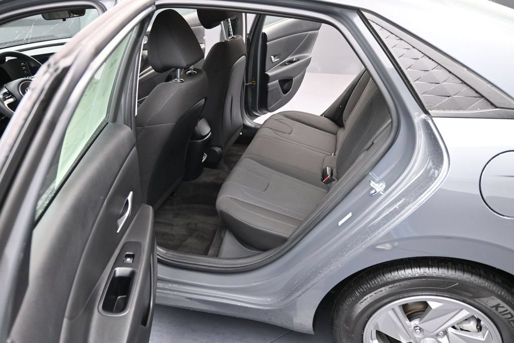 Certified 2026 Hyundai Elantra SE FWD image 11