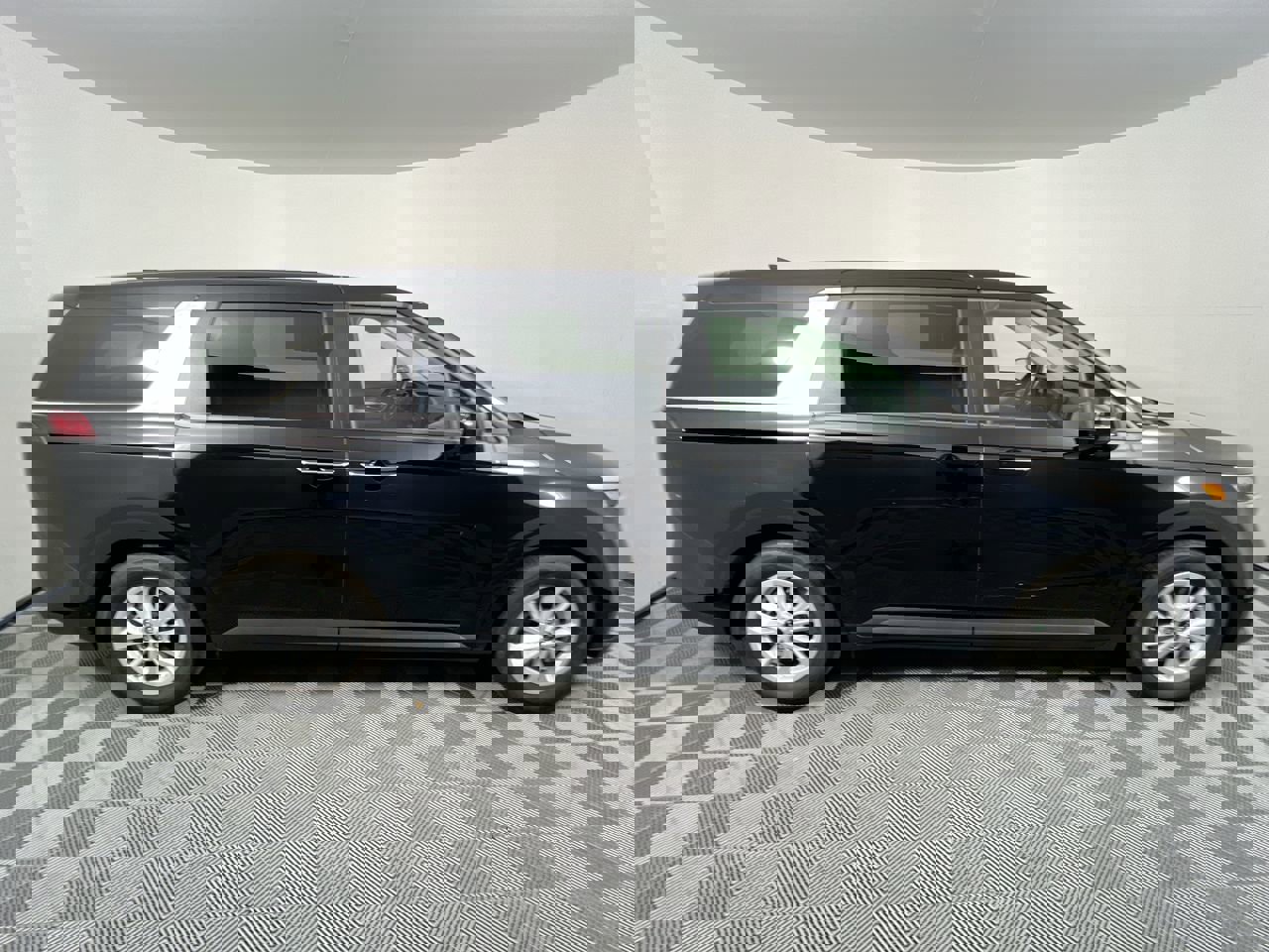 Certified 2024 Kia Carnival LX image 2