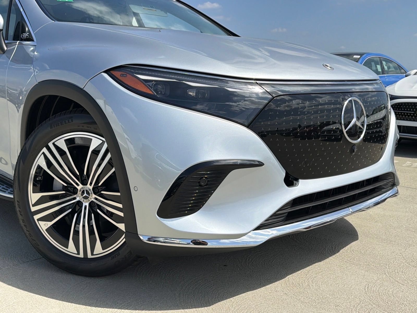New 2027 Mercedes-Benz EQS 400 4MATIC SUV image 3