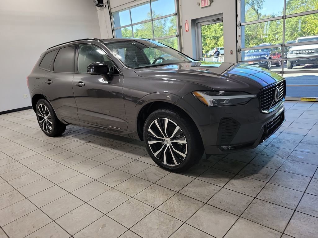 Used 2025 Volvo XC60 B5 Plus image 35