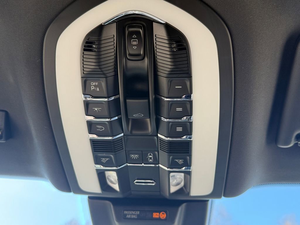 Used 2018 Porsche Macan image 24