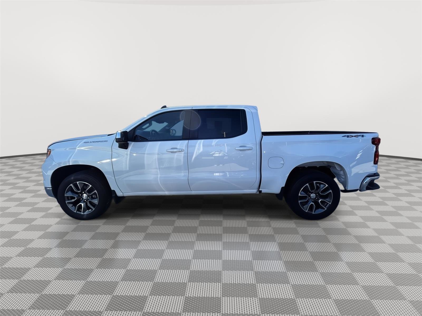 Used 2023 Chevrolet Silverado 1500 LT image 2