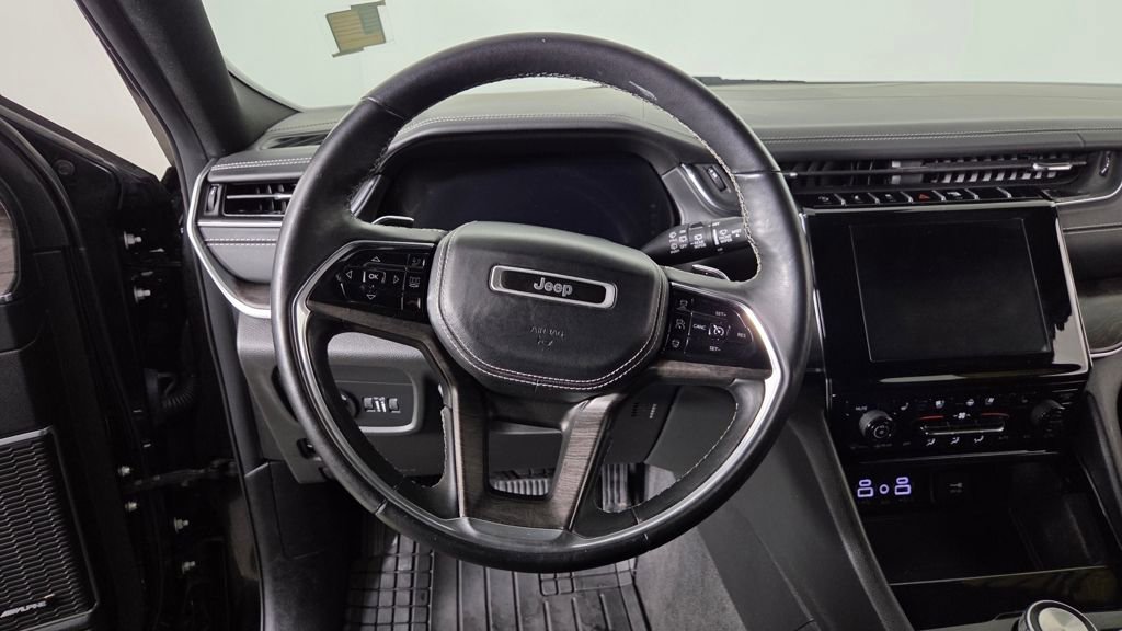 Used 2022 Jeep Grand Cherokee Overland w/ Luxury Tech Group IV image 16