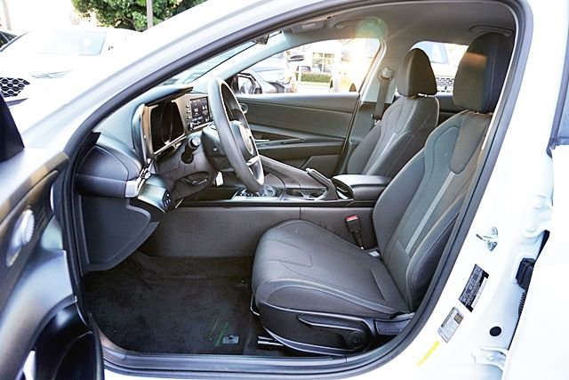 Used 2021 Hyundai Elantra SE w/ Cargo Package image 13