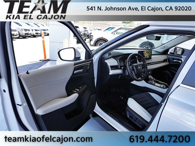 Used 2025 Mitsubishi Outlander SE AWD/4WD image 37