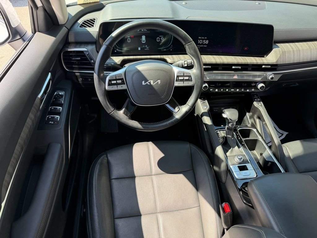 Used 2025 Kia Telluride EX w/ EX Captain's Chair Package FWD image 13