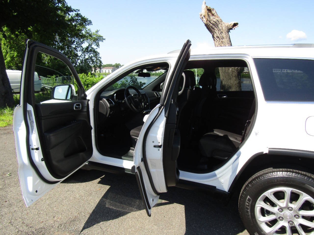 Used 2021 Jeep Grand Cherokee Laredo AWD/4WD image 21