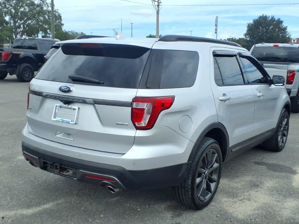 Used 2017 Ford Explorer XLT w/ Equipment Group 202A AWD/4WD image 7