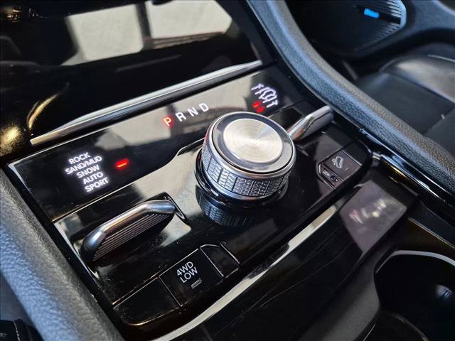 Used 2022 Jeep Grand Cherokee Overland w/ Luxury Tech Group IV AWD/4WD image 16