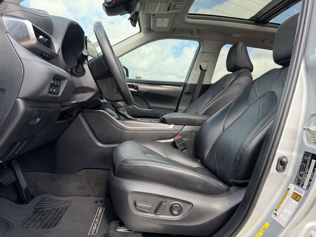 Used 2024 Toyota Highlander Platinum FWD image 27