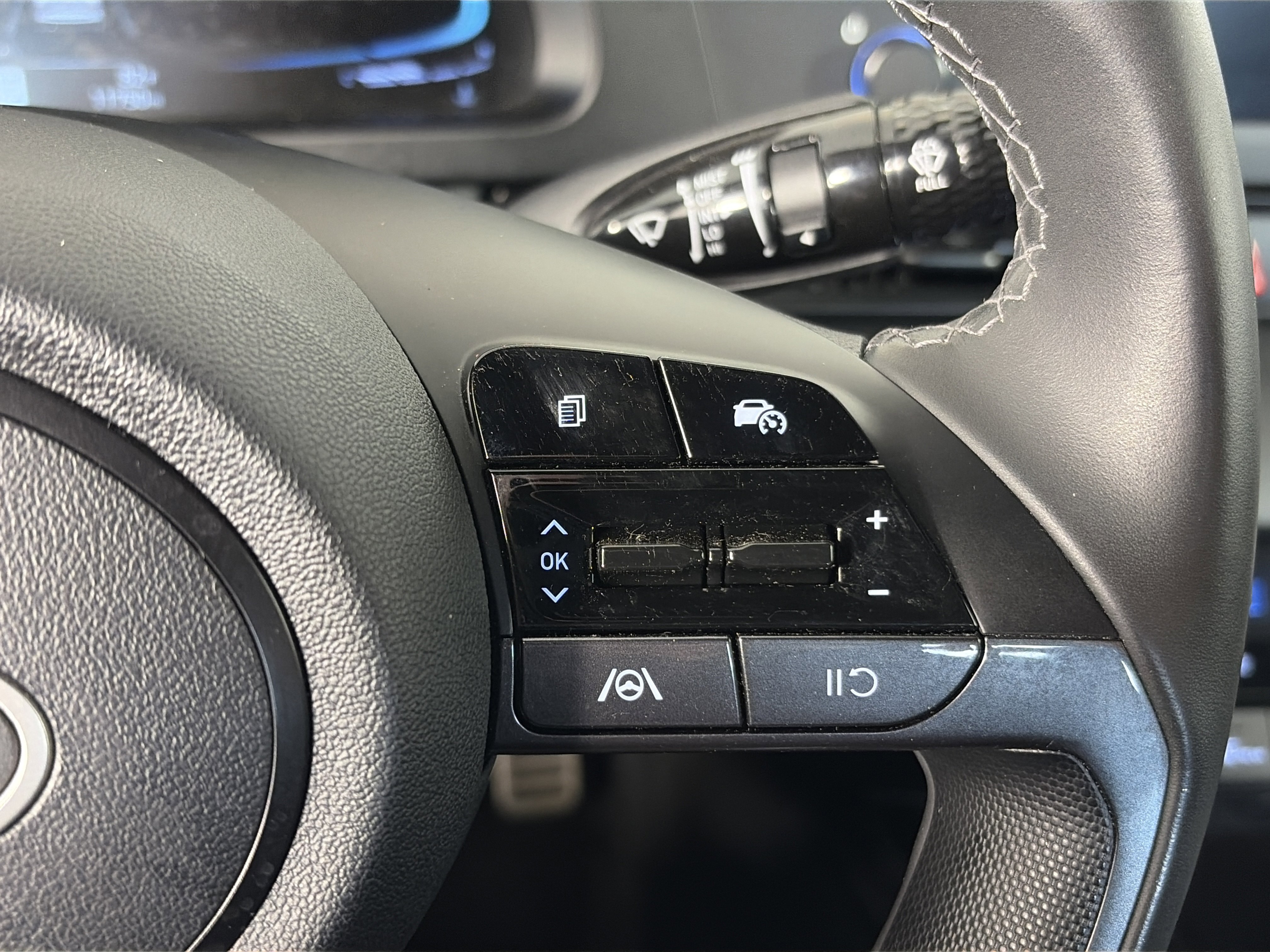 Certified 2025 Hyundai Elantra Sport FWD image 32