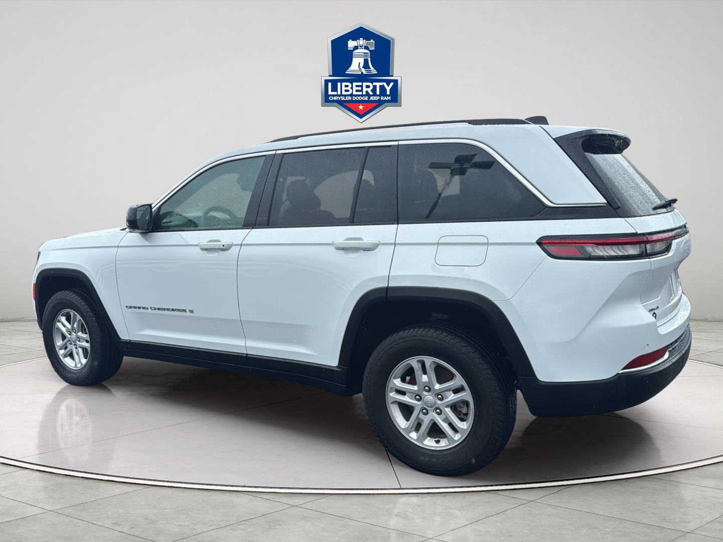 Used 2023 Jeep Grand Cherokee Laredo AWD/4WD image 6