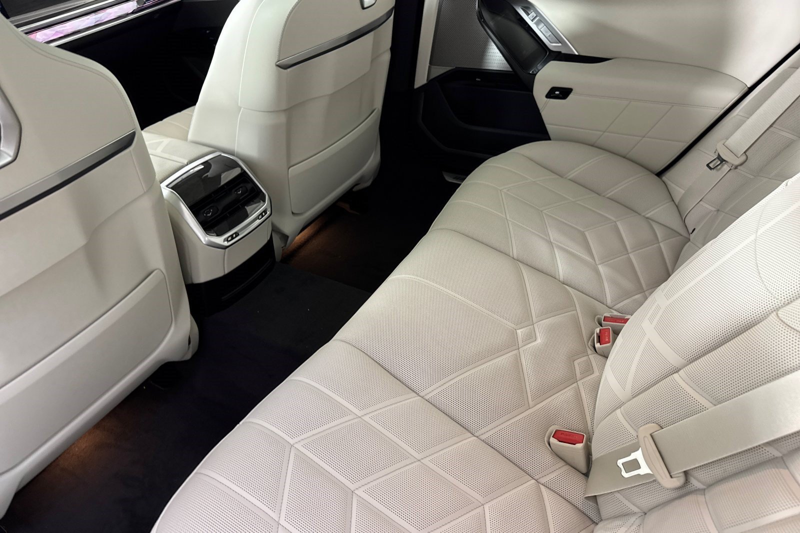 New 2026 BMW 750e xDrive w/ Premium Package AWD/4WD image 26
