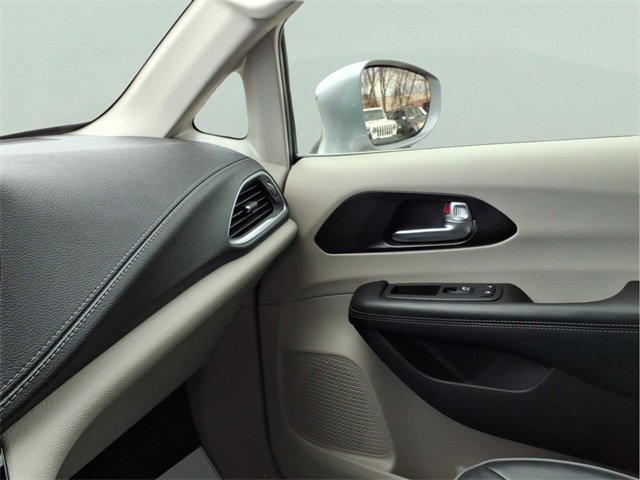 Used 2020 Chrysler Pacifica Limited image 19