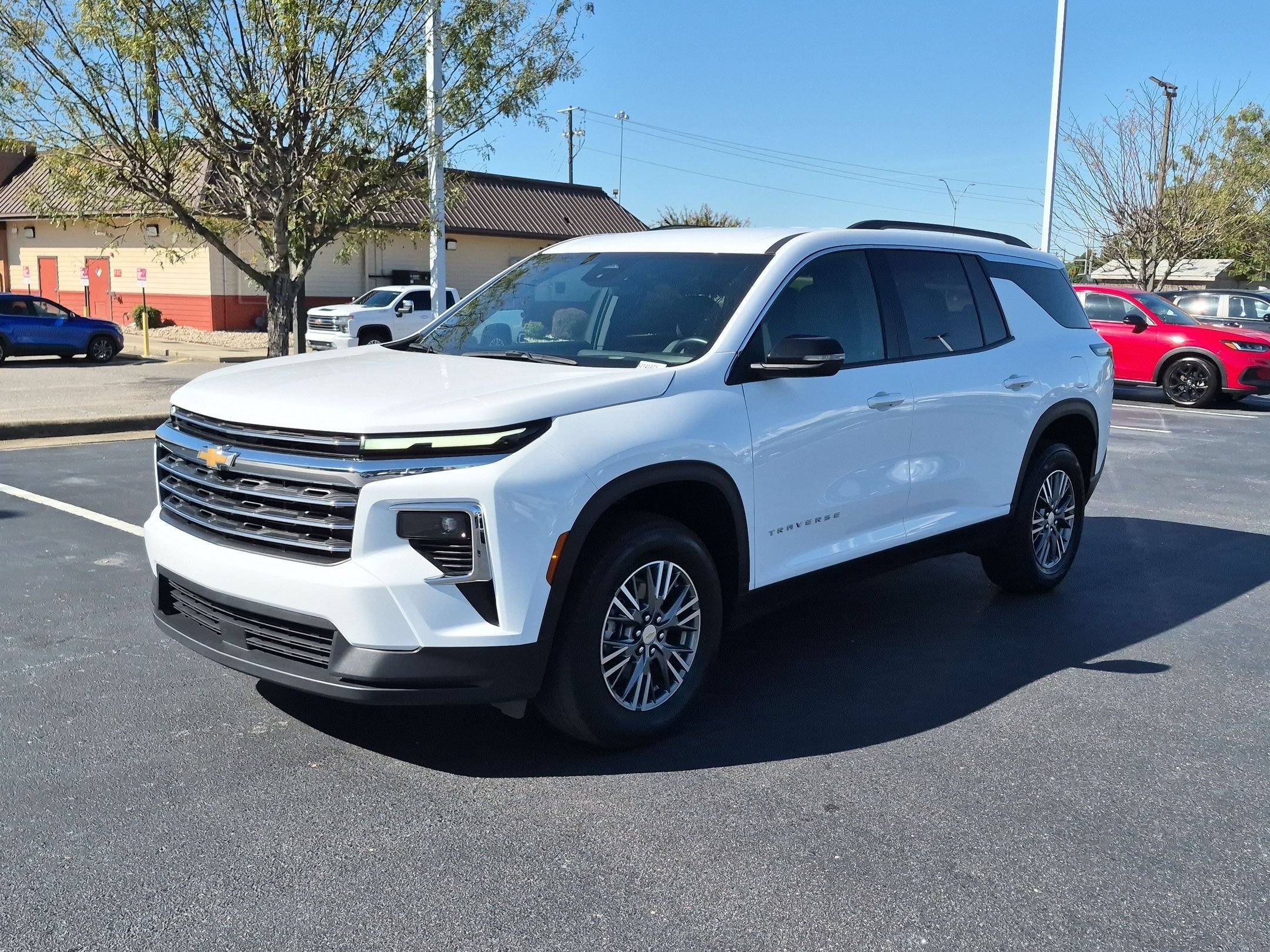 Used 2025 Chevrolet Traverse LT FWD image 7