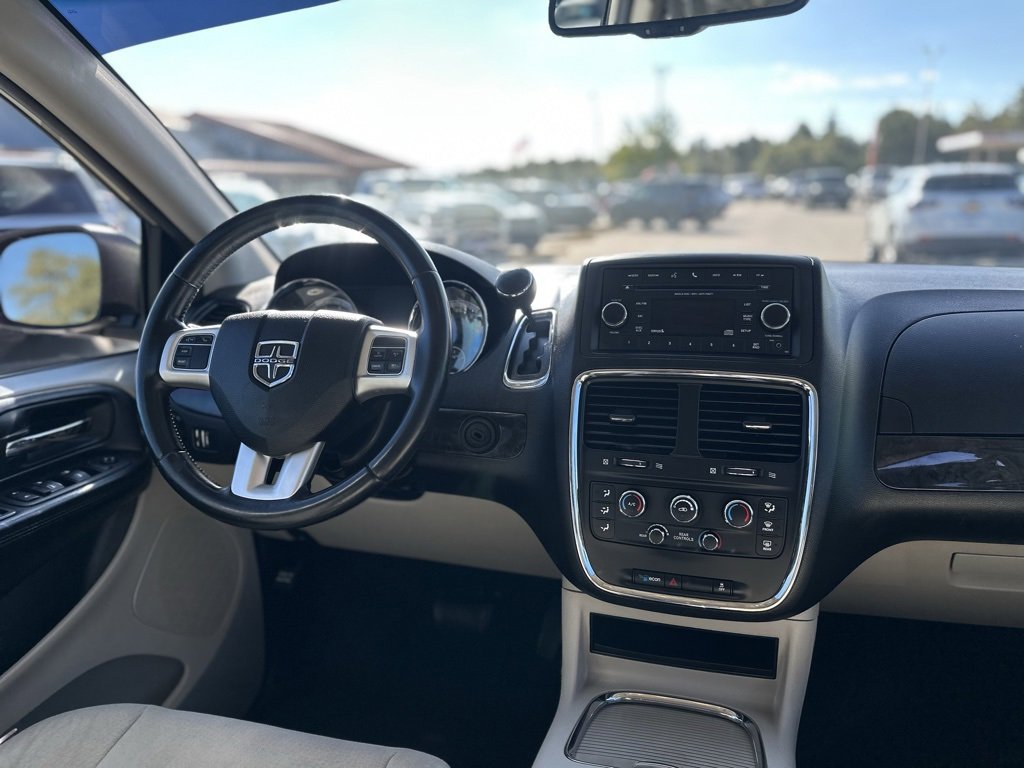Used 2014 Dodge Grand Caravan SXT w/ UConnect Hands-Free Group image 16