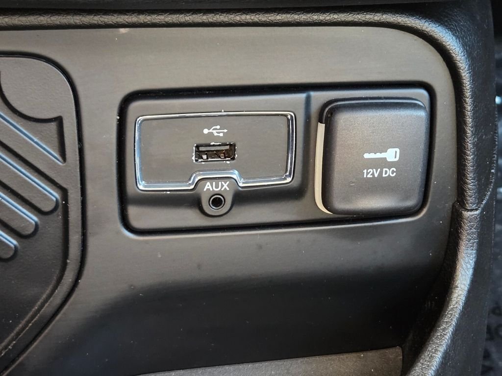 Used 2015 Jeep Renegade Latitude w/ Popular Equipment Group FWD image 31