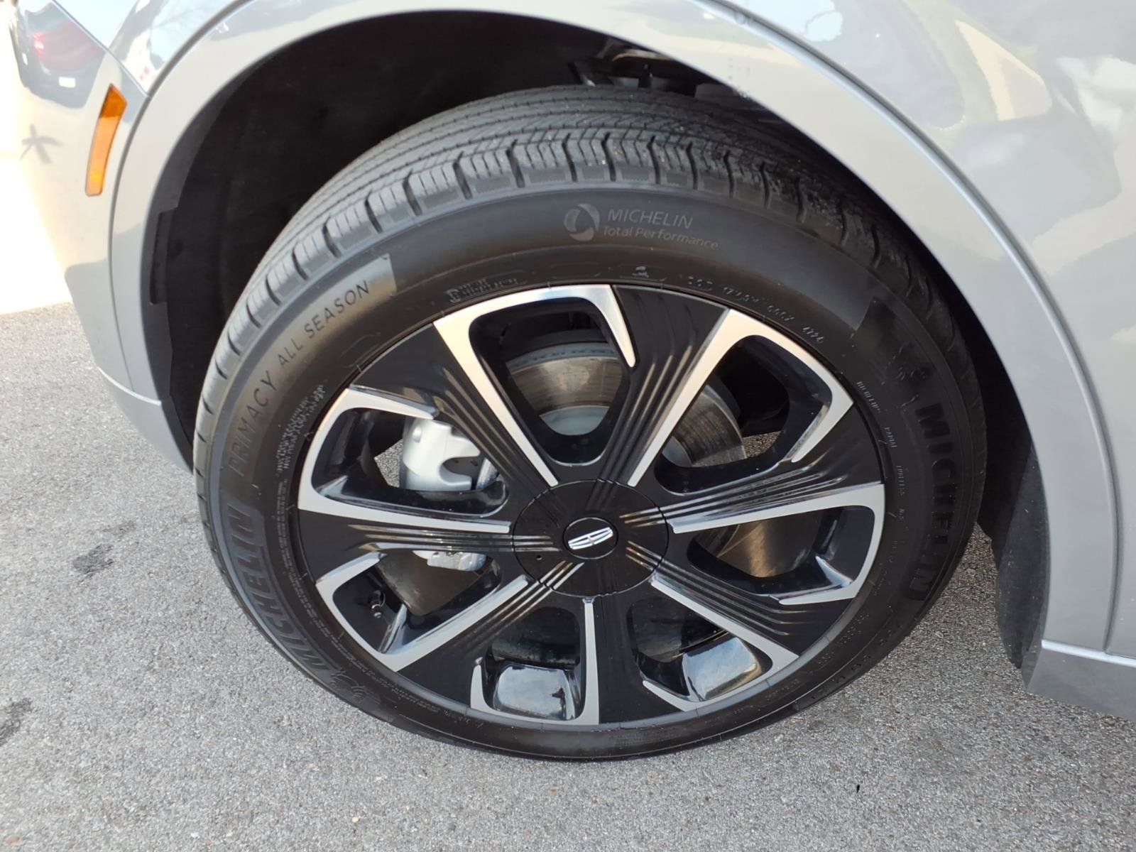 Used 2025 Lincoln Nautilus Reserve image 9