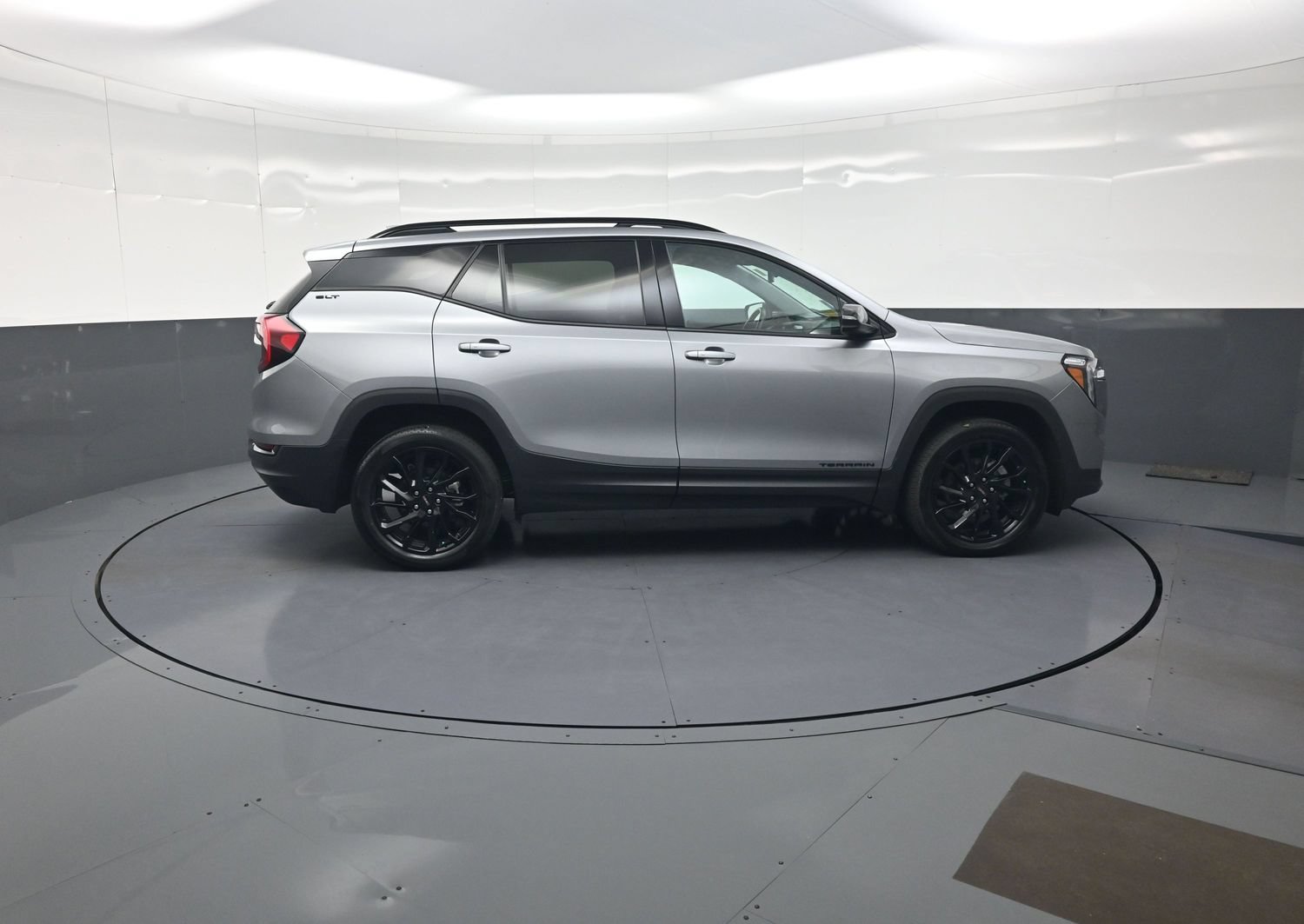 Used 2024 GMC Terrain SLT w/ Elevation Edition AWD/4WD image 2