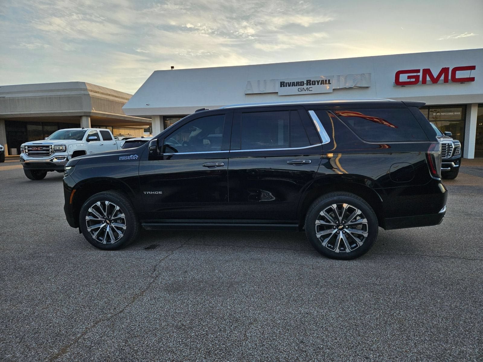 Used 2025 Chevrolet Tahoe High Country AWD/4WD image 2
