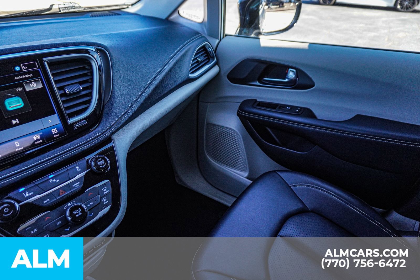 Used 2024 Chrysler Pacifica Select image 49