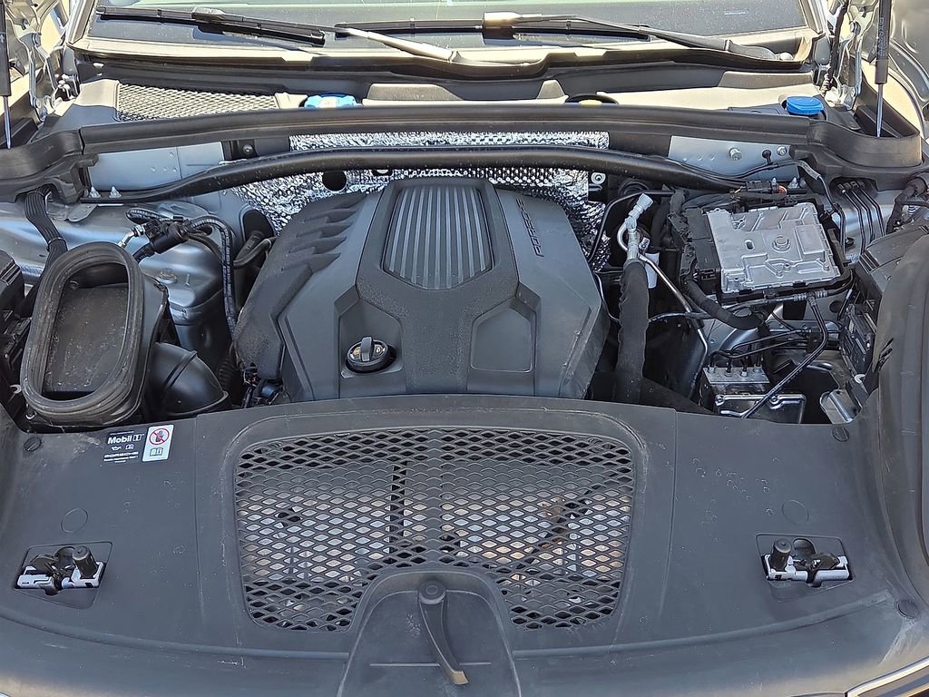 Used 2025 Porsche Macan AWD/4WD image 10